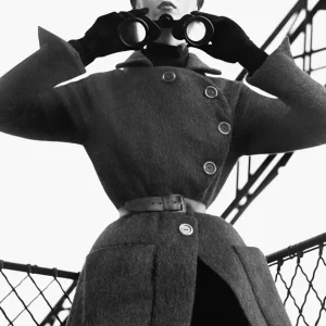 Dovima_tunic_by_Dior_Eiel_Tower_Paris_c_August_1950_AdobeRGB98_PressKit